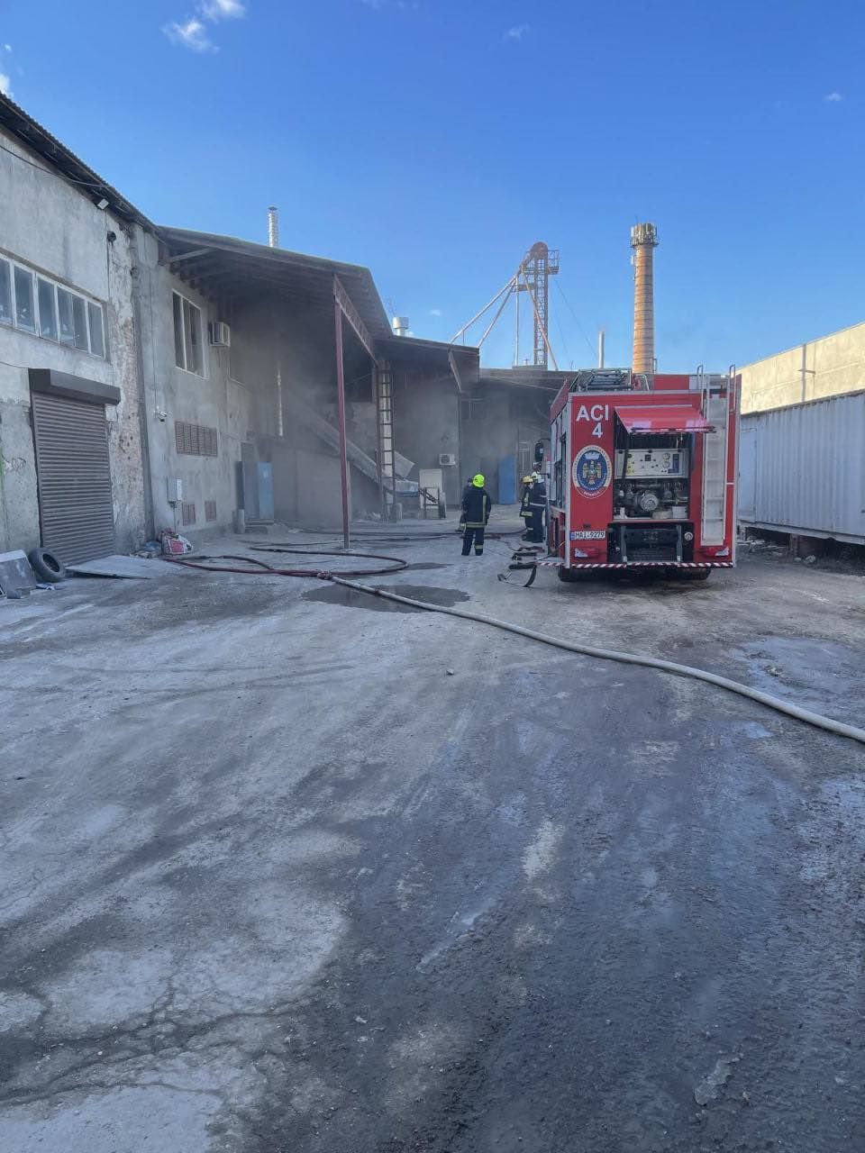 В столице на складе для упаковки зерна произошел пожар
