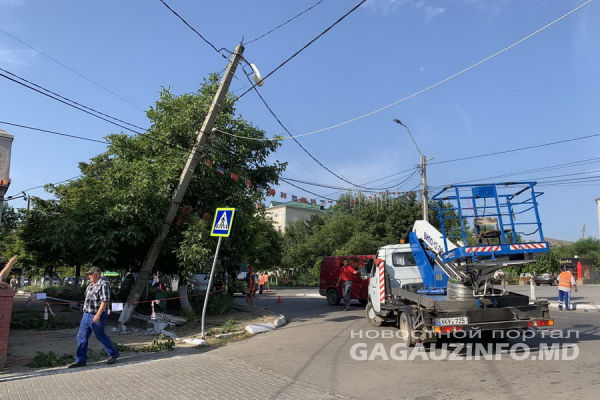 Ночью в Комрате автомобиль снес столб и знак дорожного движения