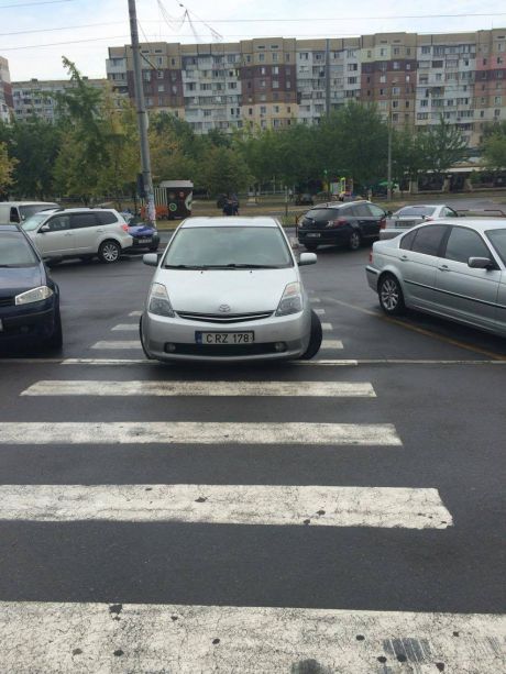 Cтоличный водитель припарковался на пешеходном переходе
