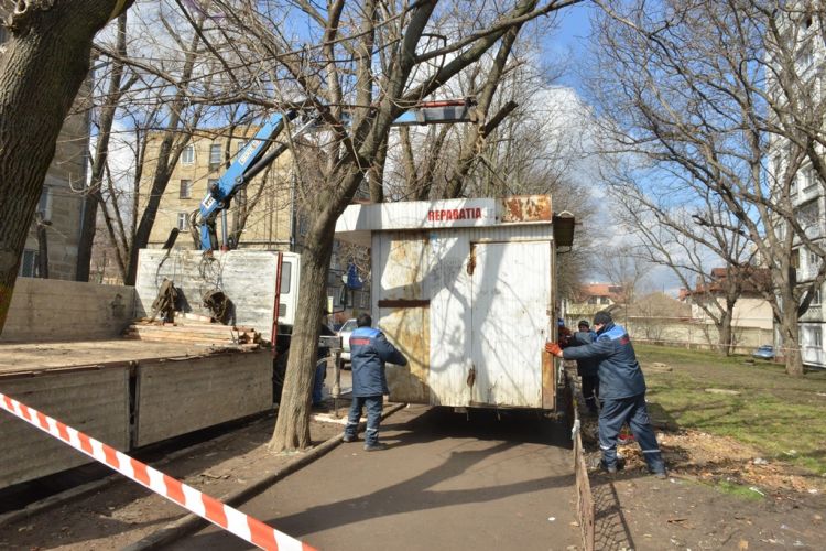 Очищение Кишинева продолжается: в центре и у РКБ убрали старые киоски
