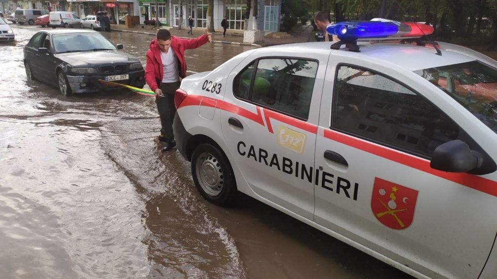 В Бельцах карабинеры помогли эвакуировать авто, застрявшее посреди дороги