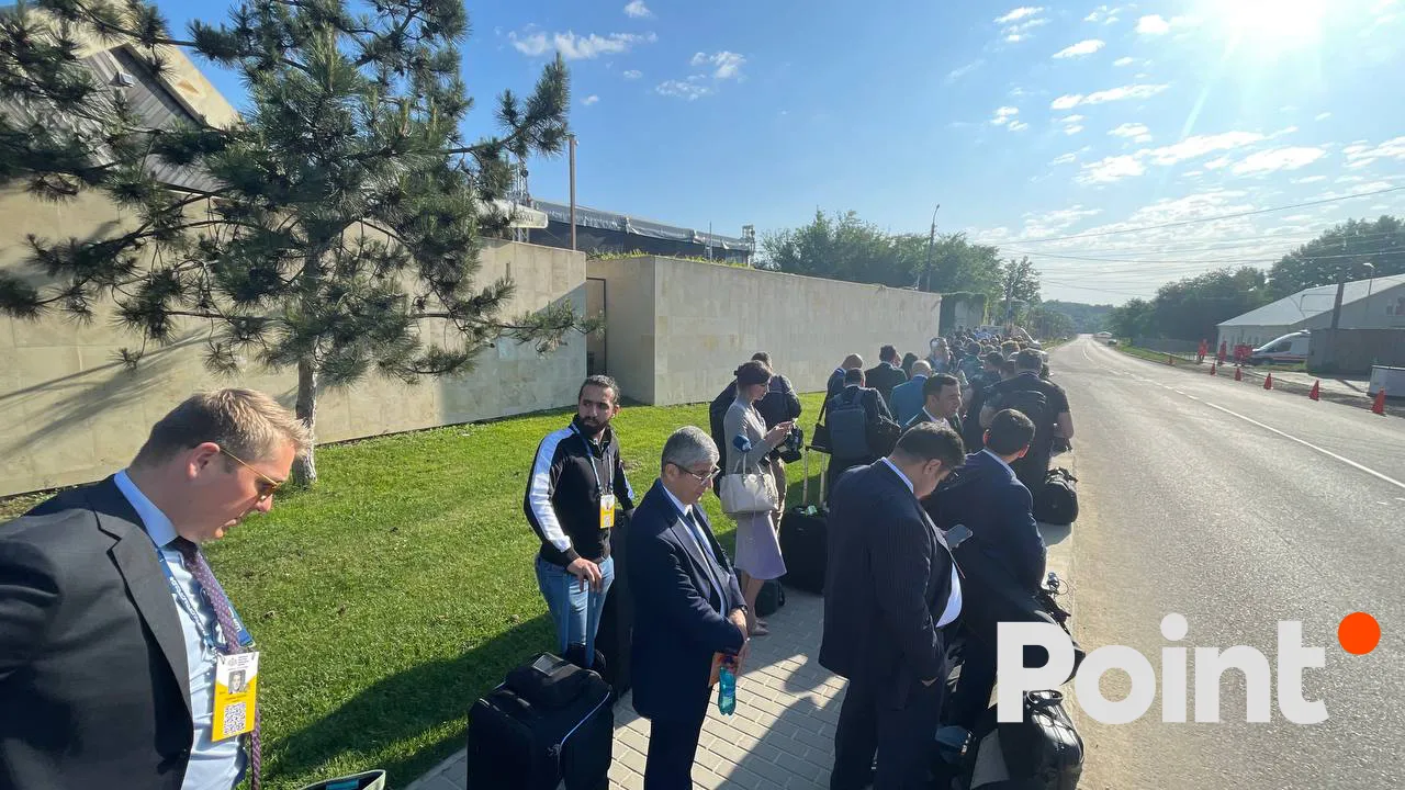 У замка Мими дежурят вооруженные полицейские, спасатели и медики
