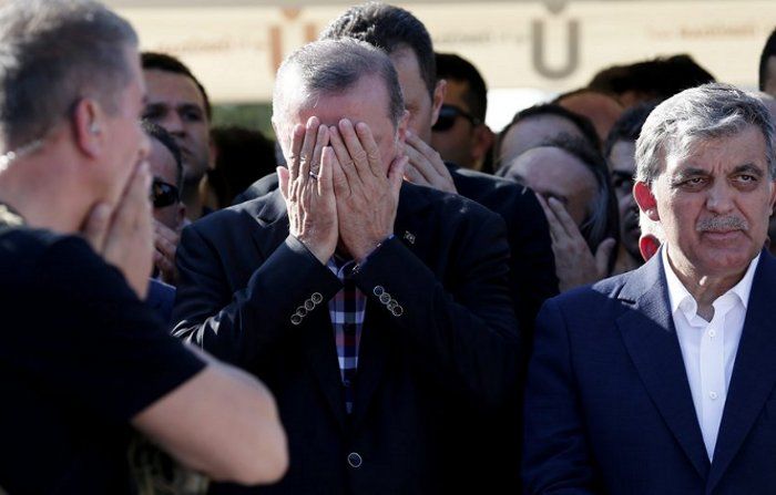 Президент Турции расплакался на похоронах погибшего соратника