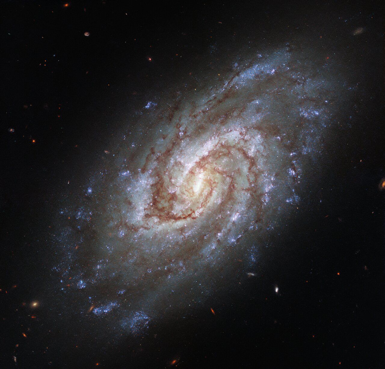 Hubble сделал фотографию спиральной галактики в созвездии Часы