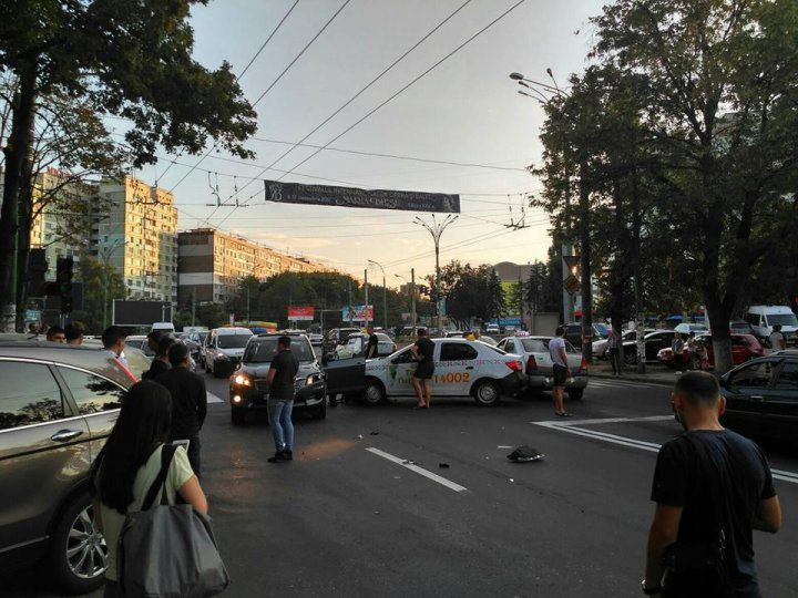 Accident în sectorul Botanica al Capitalei. Un automobil s-a ciocnit violent cu un taxi