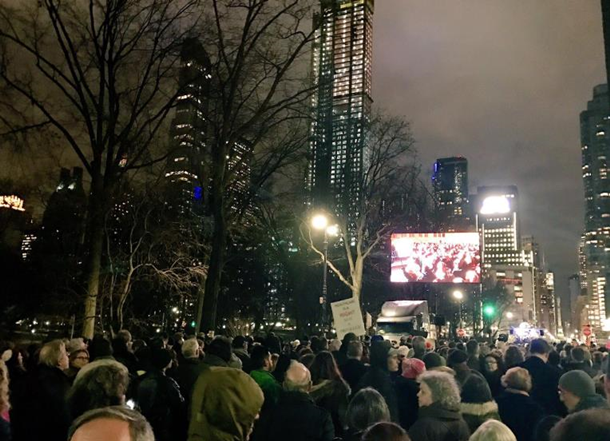 В Нью-Йорке проходит митинг против Трампа