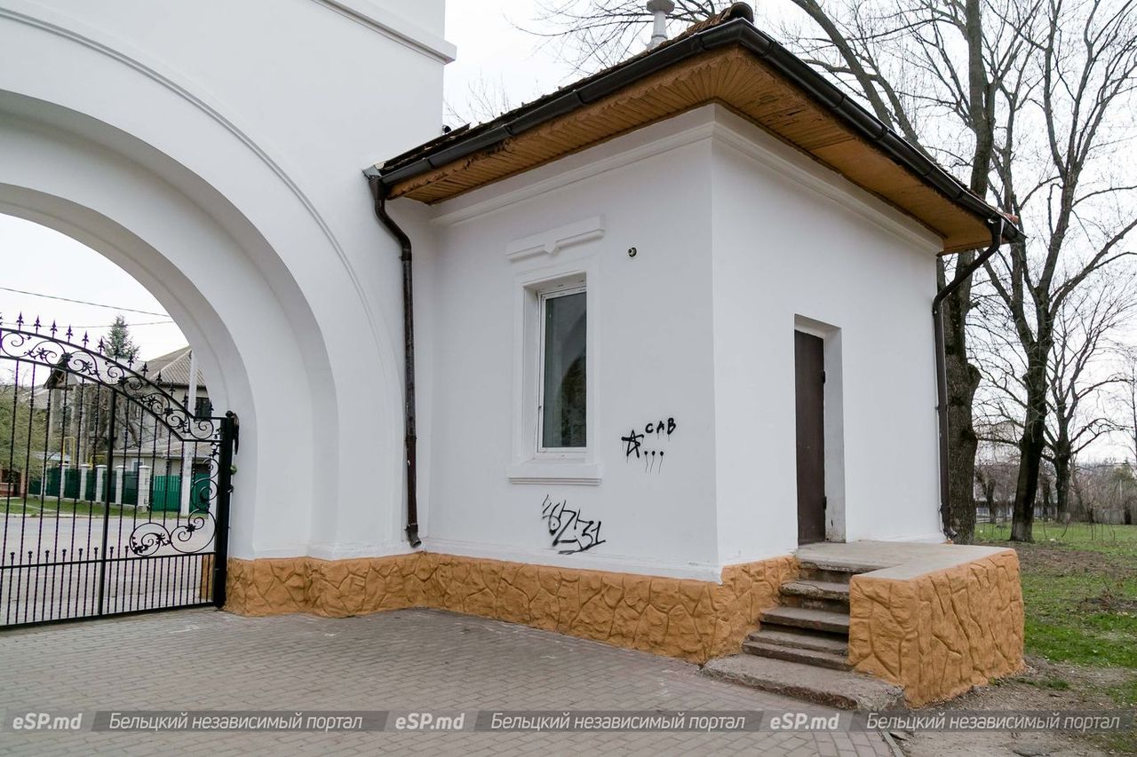 В Бельцах любители графити испортили ещё один памятник архитектуры