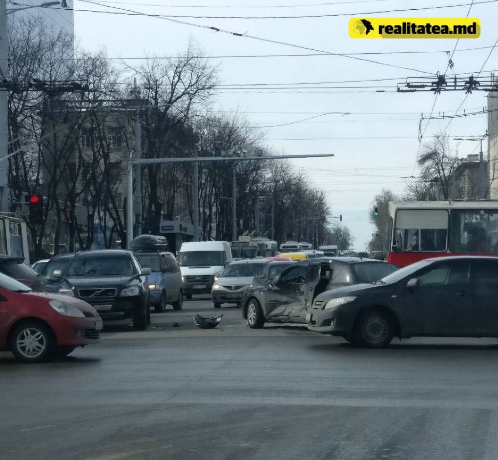 Авария парализовала движение в центре Кишинева