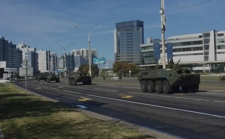 В центр Минска ввели бронетехнику