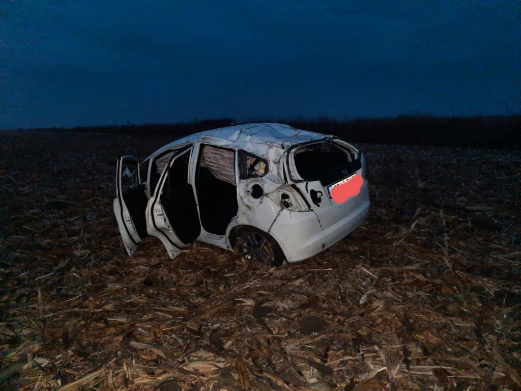 В Хынчештском районе машина вылетела с трассы в поле: пострадали два  человека