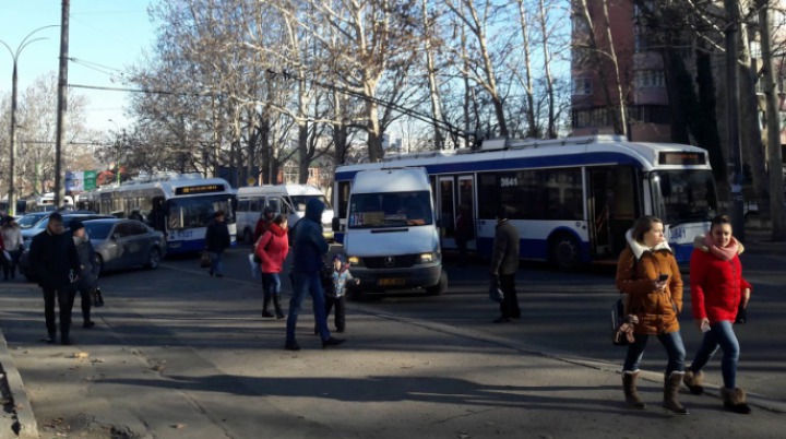 Un microbuz de linie s-a lovit violent cu un troleibuz la Buiucani