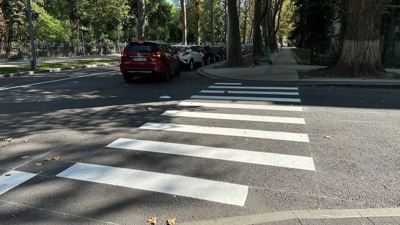 На улице 31 августа в Кишиневе началась установка разделителей для велодорожки