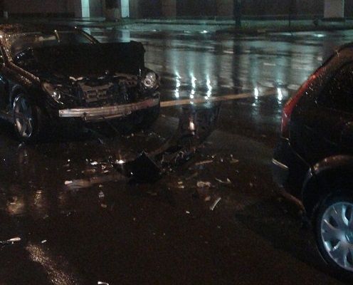 Impact violent pe strada Mioriţa din Capitală. Două maşini, făcute zob