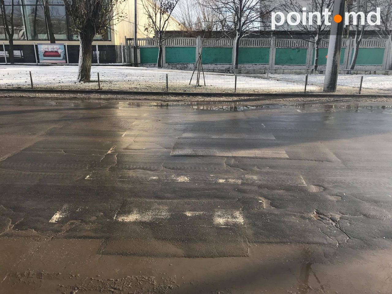 Trecere de pietoni bizară în sectorul Ciocana: De la gard până la gazon