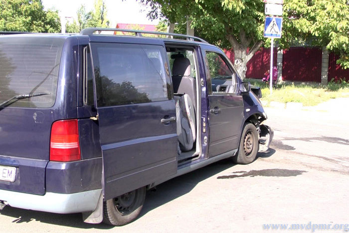 В Тирасполе «Ford» едва не сбил первоклассников