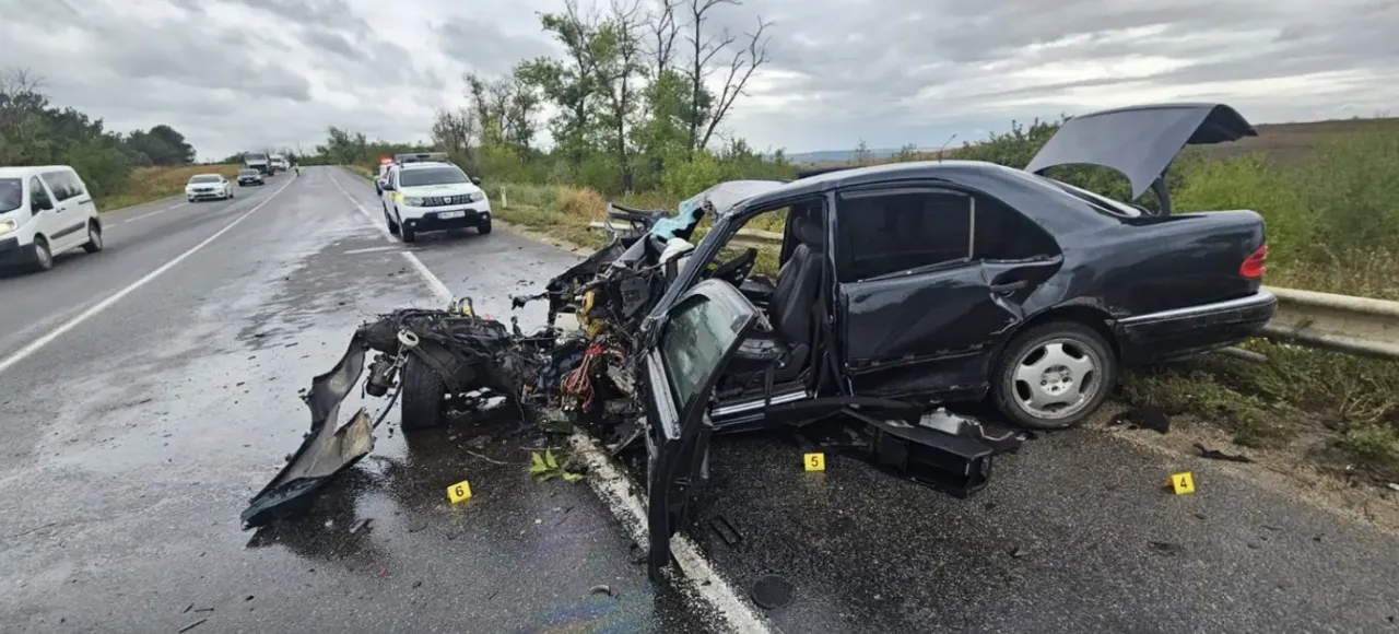O mașină s-a lovit grav într-un camion pe traseul Bălți-Chișinău