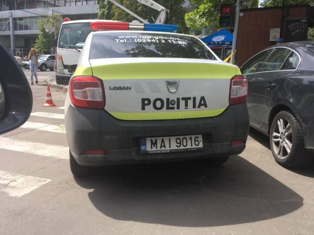 В Кишиневе полицейская машина припарковалась на пешеходном переходе