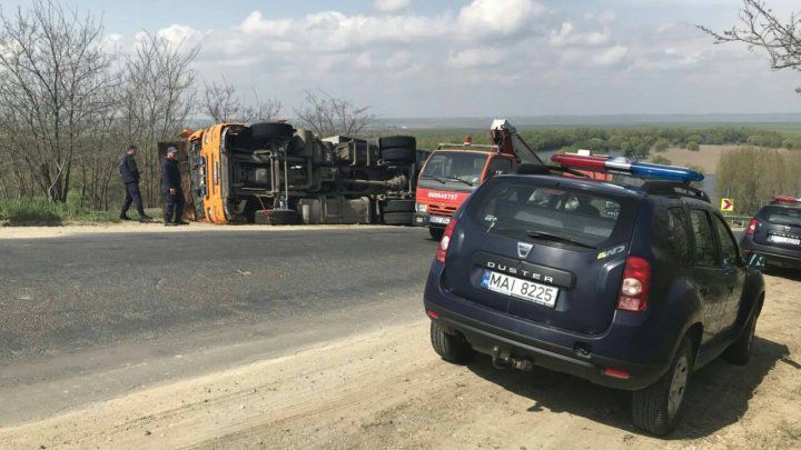 Пограничные полицейские оказали помощь попавшему в ДТП водителю