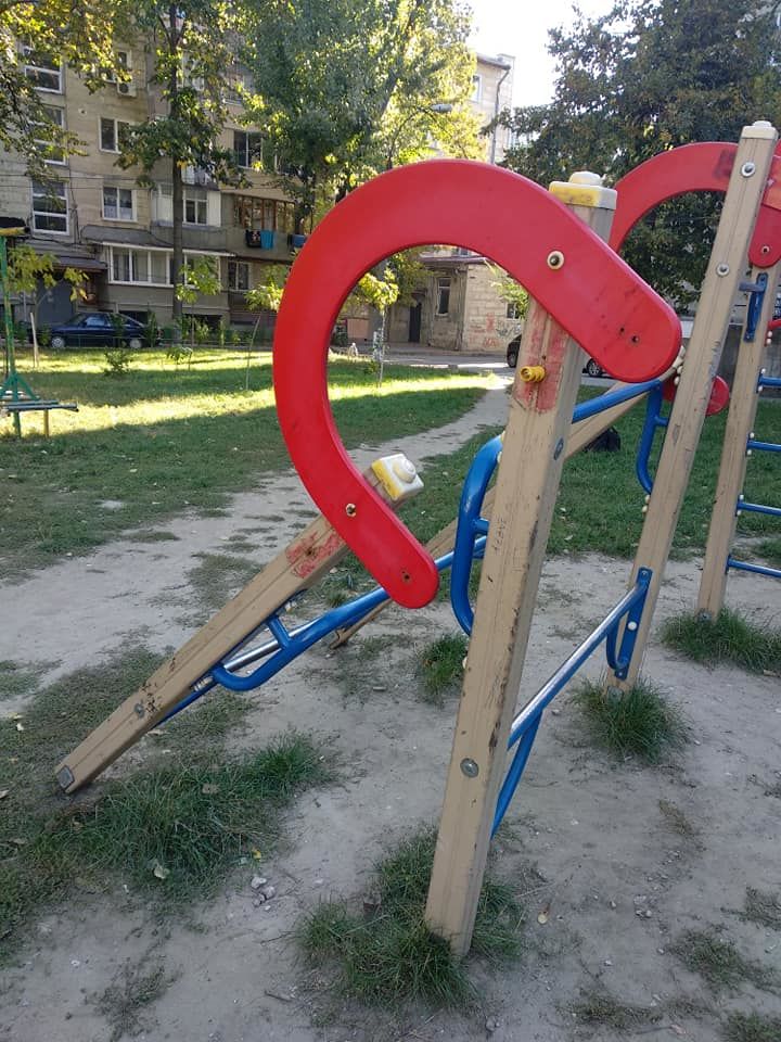 На Буюканах у полицейского участка вандалы ломают скамейки