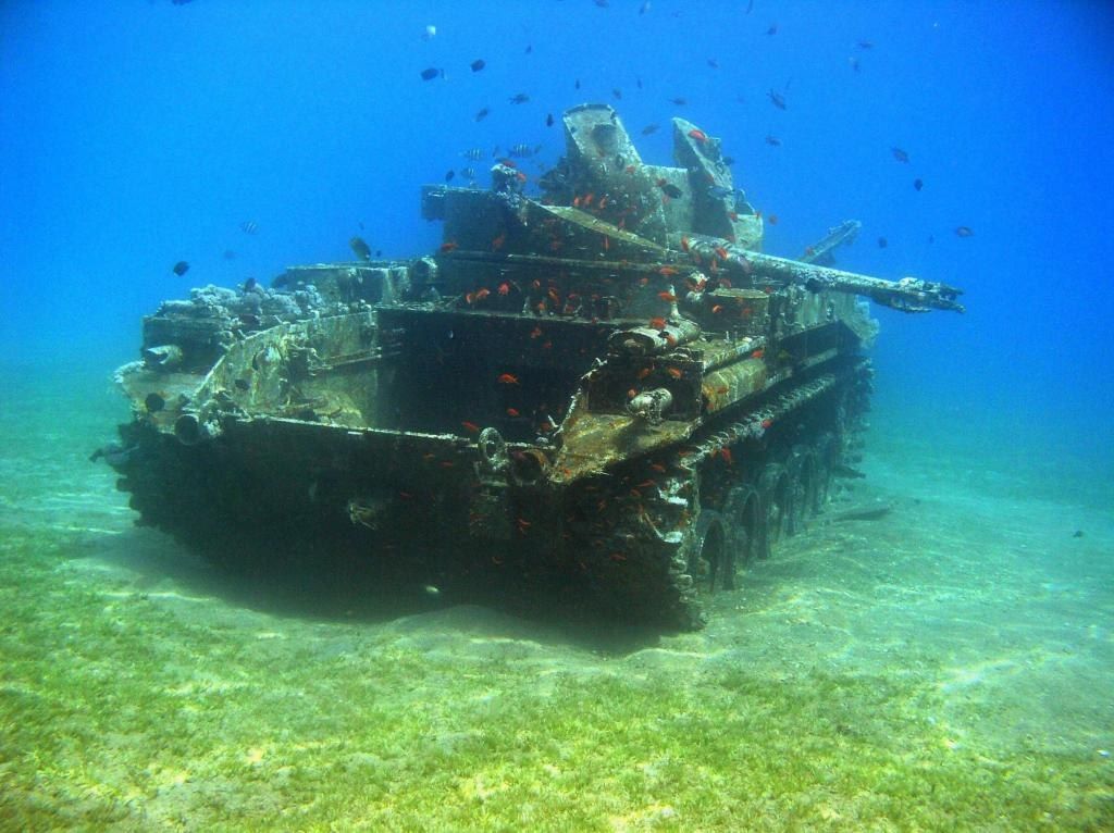 Танки и вертолеты под водой: уникальный музей открыли в Иордании