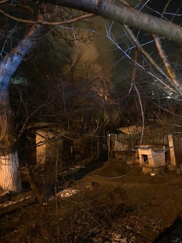 Pompierii alertați: O casă veche din Capitală, cuprinsă de flăcări