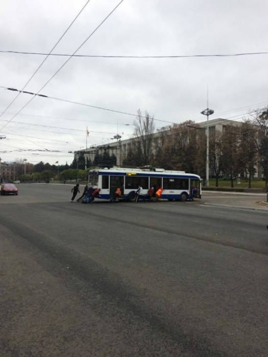 В центре Кишинева пассажирам пришлось толкать троллейбус