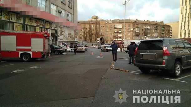 В Киеве неизвестные со стрельбой ограбили авто