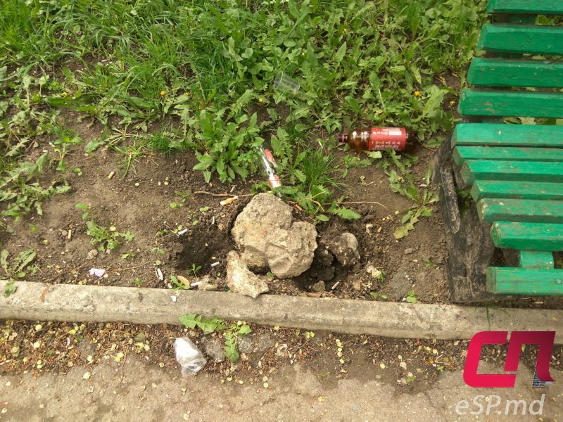 В Бельцах вандалы вырвали урны вместе с бетоном