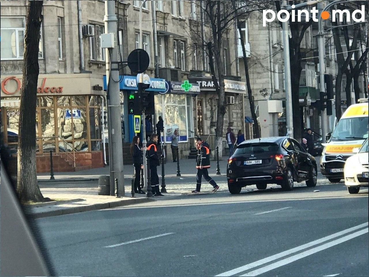 В центре столицы столкнулись машина скорой помощи и легковой автомобиль