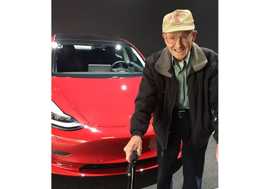 В США нашли самого пожилого владельца Tesla Model 3, ему 96 лет