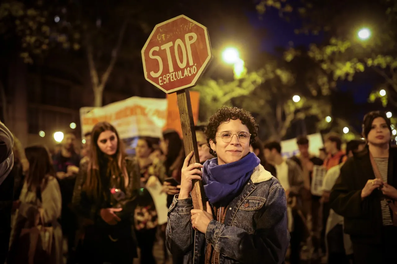 Жители Барселоны вышли на протест с требованием снизить цены на аренду жилья