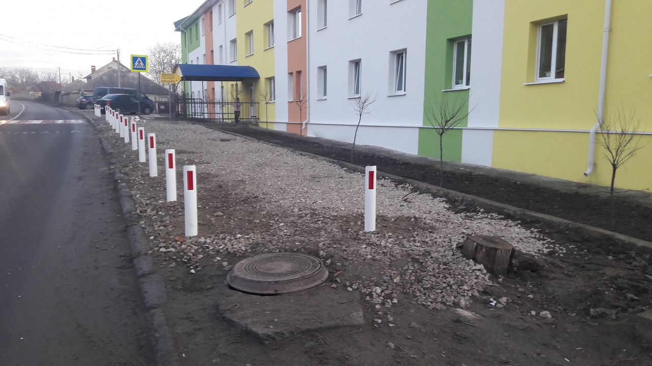 После гибели девочки возле художественной школы в Яловенах убрали парковку