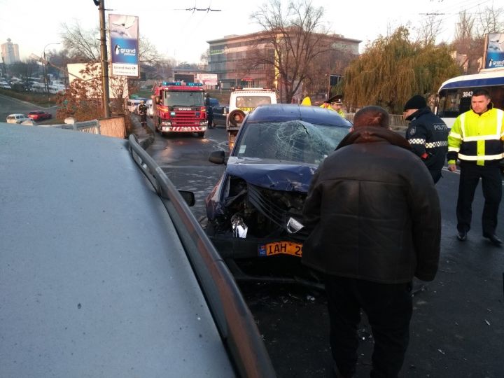 Accident matinal pe podul Ismail. O maşină a ajuns pe contrasens şi a intrat frontal în alta