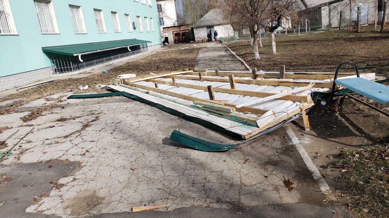 Сильный ветер нанёс разорительный ущерб по всей стране