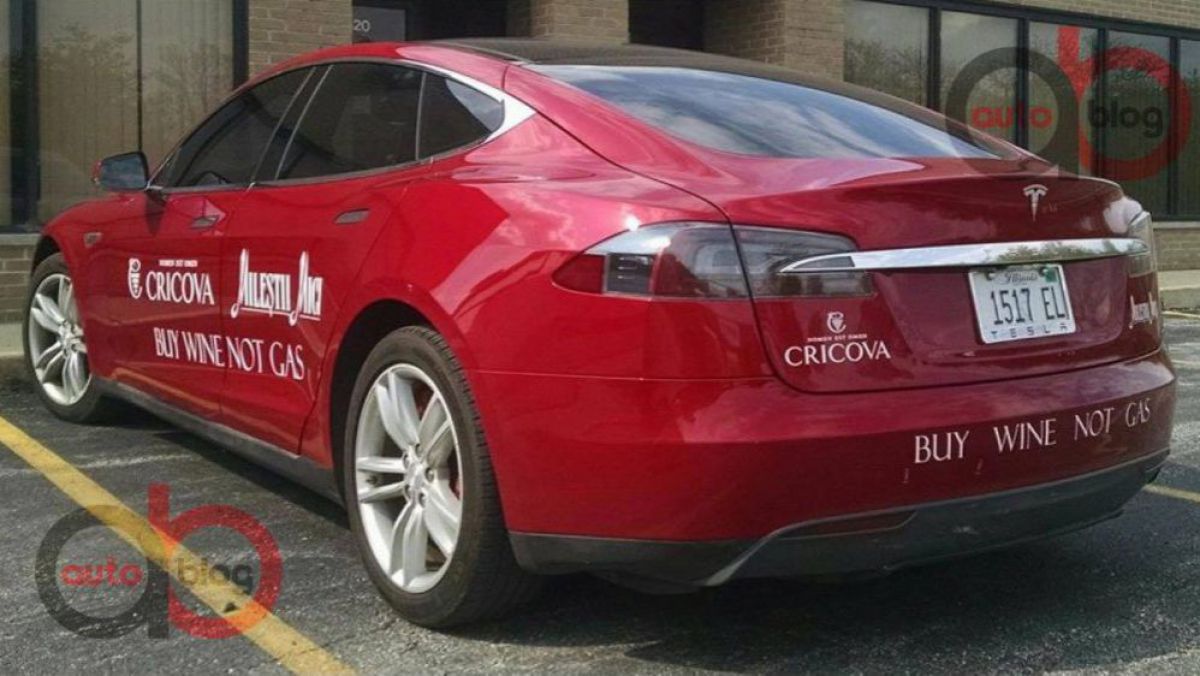 Вина Молдовы рекламируют в США при помощи Tesla Model S