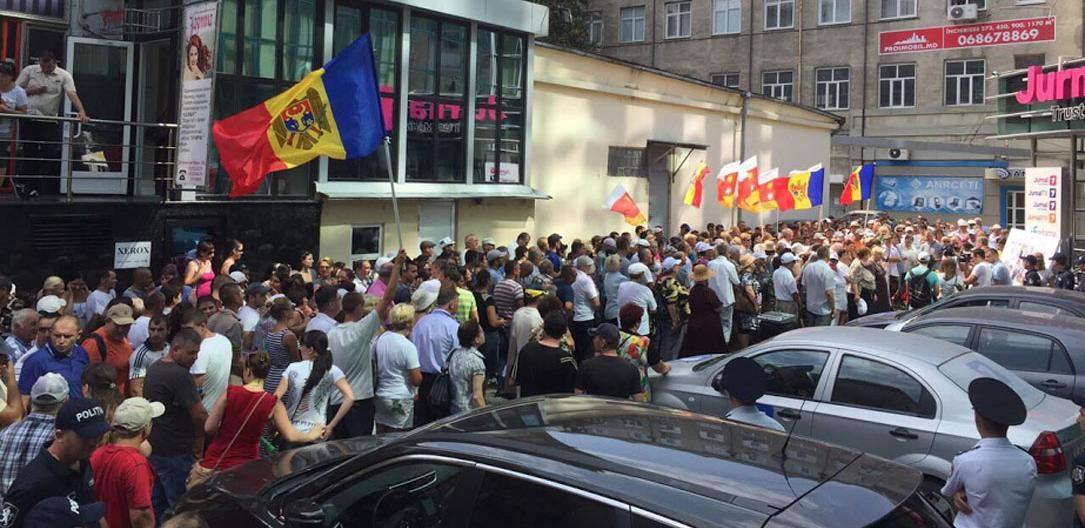 Un nou protest la sediul Jurnal TV. Peste 500 de orheieni au scandat „Respect pentru popor”