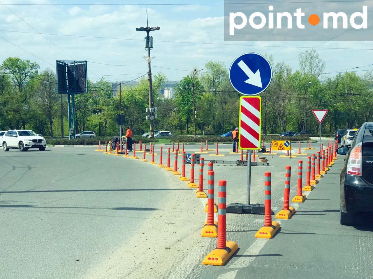 На столичном перекрестке установили разграничители полос движения