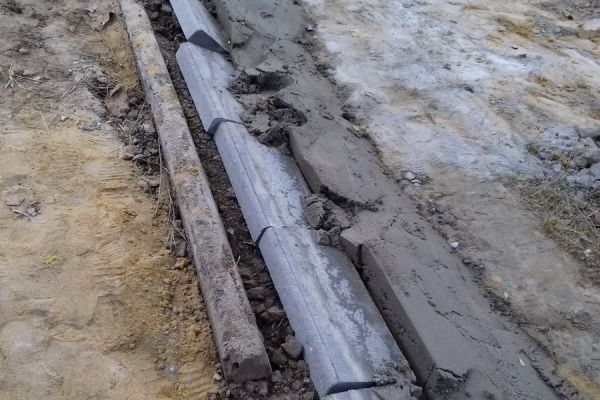 В Комрате вандалы сломали бордюры недостроенного тротуара