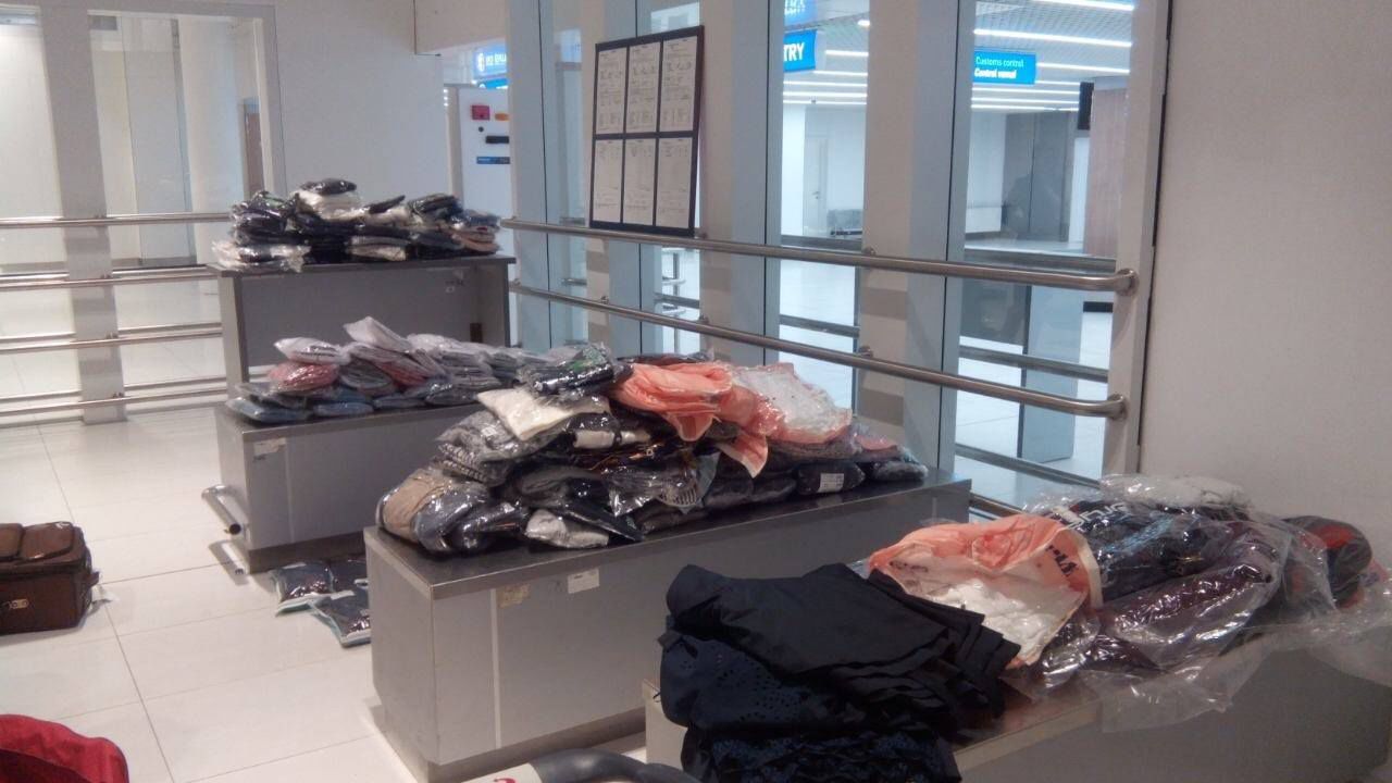 Loturi impunătoare de articole vestimentare nedeclarate, depistate în valizele unui conațional sosit