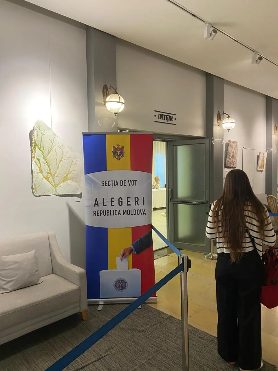 Граждане Молдовы в Тель-Авиве стоят в очереди, чтобы проголосовать