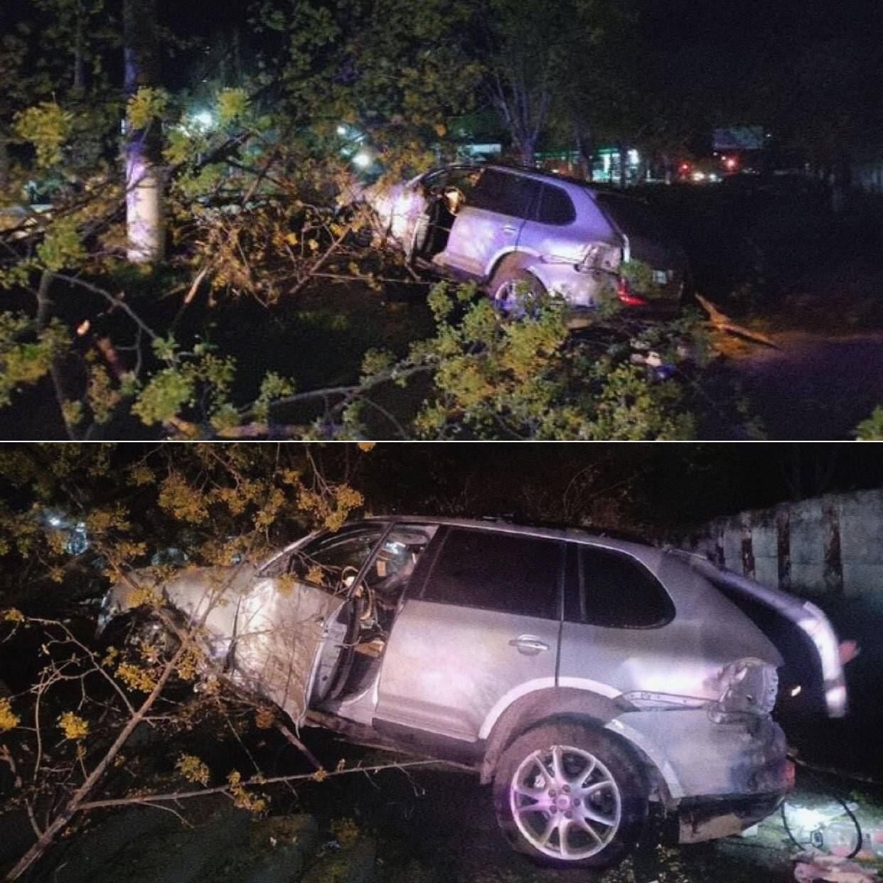 В Бельцах водитель бросил Porsche после того, как врезался в дерево