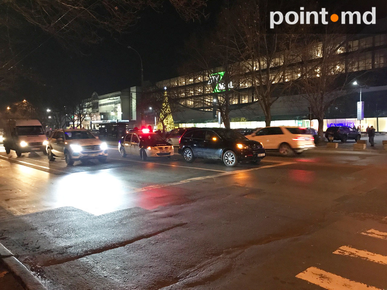 Accident în Capitală: O mașină a poliției s-a izibit într-un autoturism