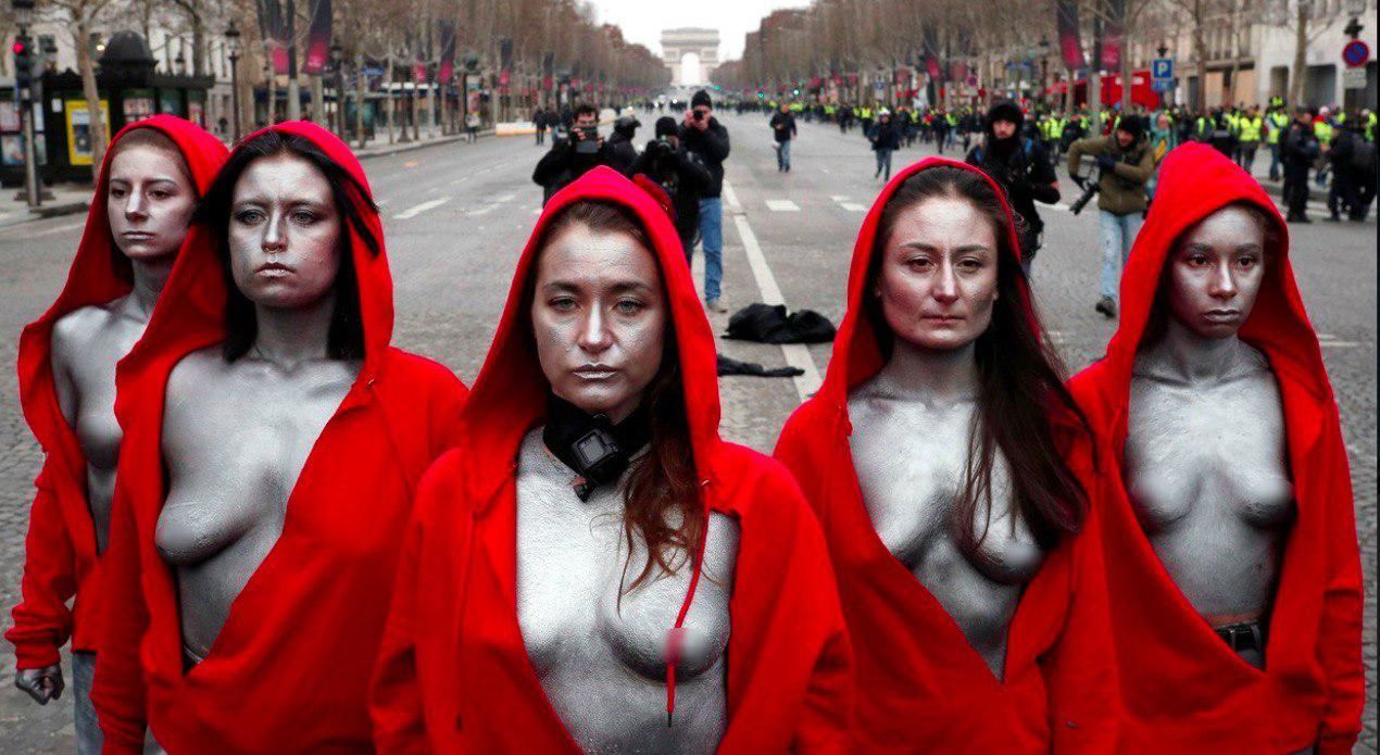 Активистки Femen разделись во время протестов "жёлтых жилетов" в Париже