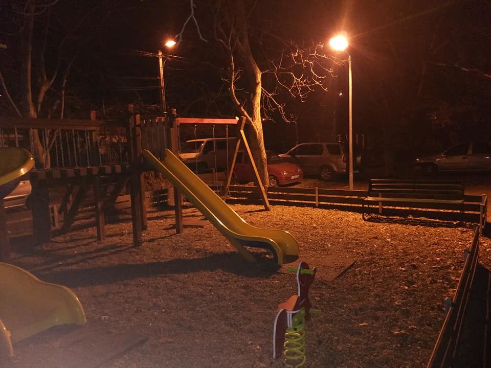 На детские площадки во дворах проведено освещение