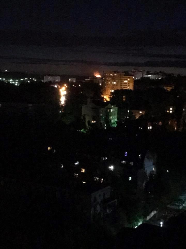 Incendiu în Capitală! Flăcările, înalte de câțiva metri