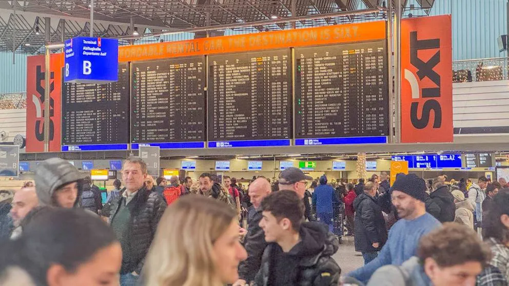 120 de zboruri, anulate pe aeroportul din Frankfurt din cauza zăpezii și a lapoviței