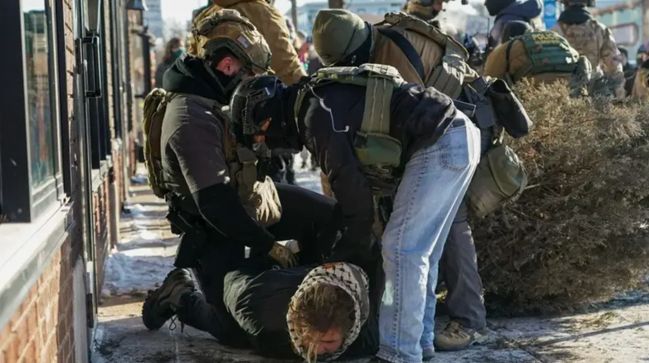 Schimb de focuri în Minneapolis cu implicarea serviciului de imigrare: O persoană a murit