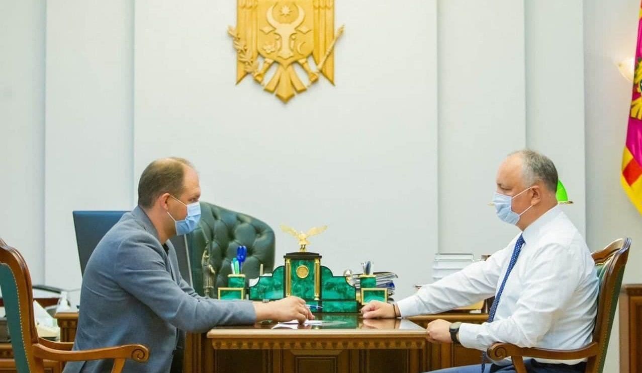 Покидая президентуру, Додон забрал зеленый письменный набор