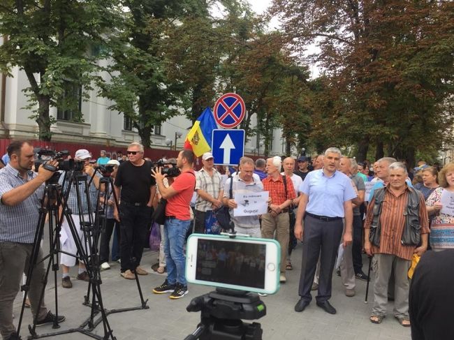Протестующие у примэрии Кишинева требуют не возводить многоэтажный бизнес-центр вместо кафе Guguță