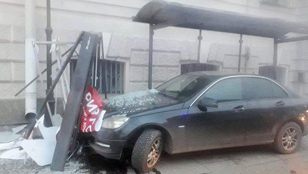 В центре Петербурга Mercedes врезался в остановку